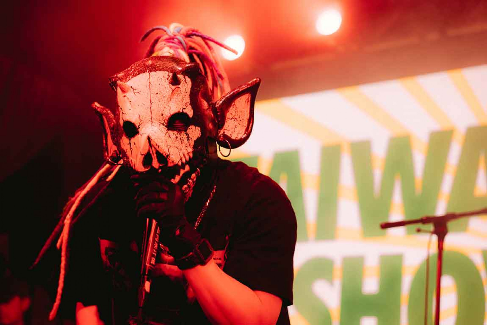 備受本屆 SXSW 關注的血肉果汁機，一上台現場觀眾便把場館塞爆，吸引大批媒體到場，觀眾席隨著歌曲不斷 circle pit 及衝撞。