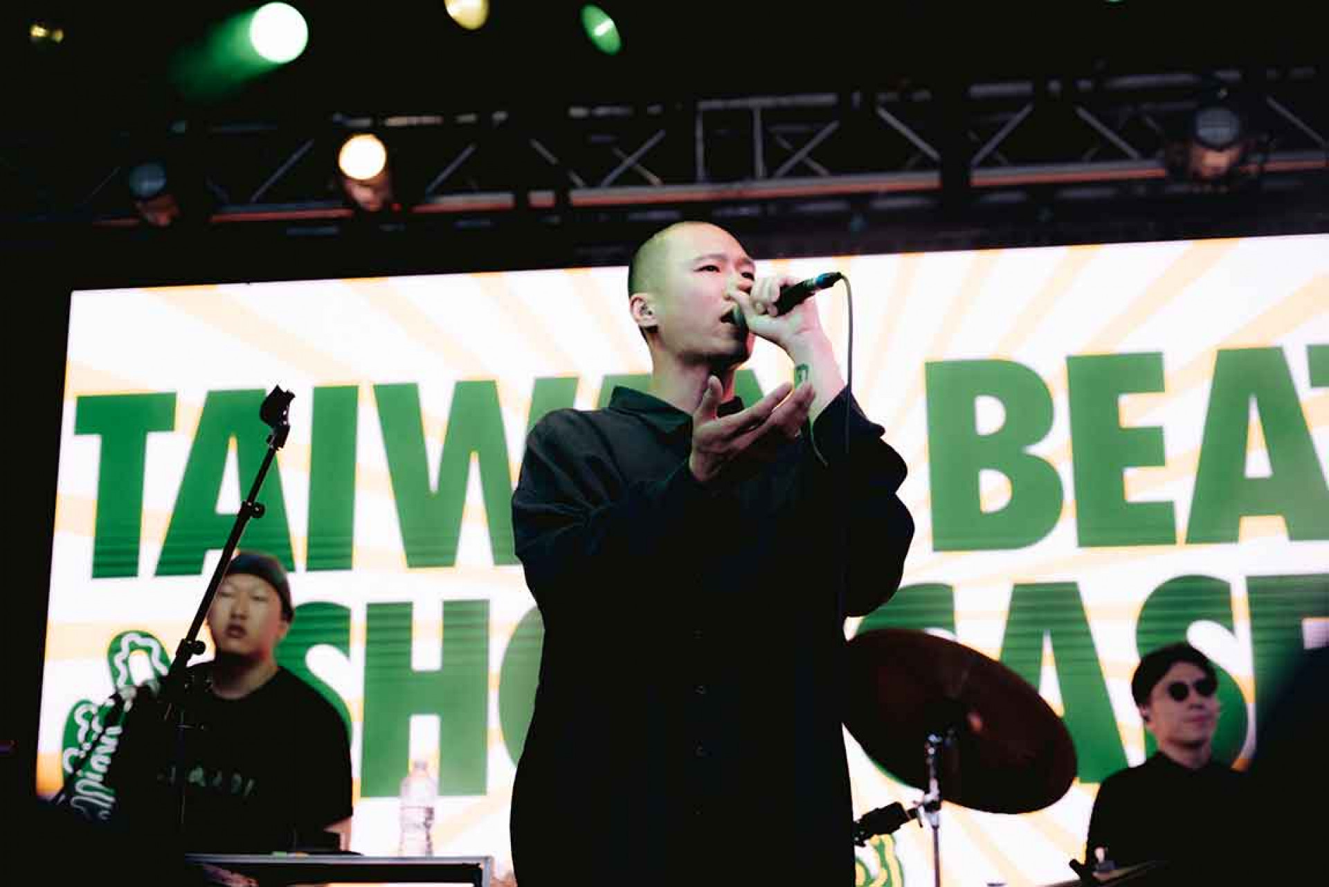 someshiit 山姆擔任開場,完整編制隨即熱絡現場氣氛,一連演唱多首熱門歌曲,令歌迷十分驚喜期待。