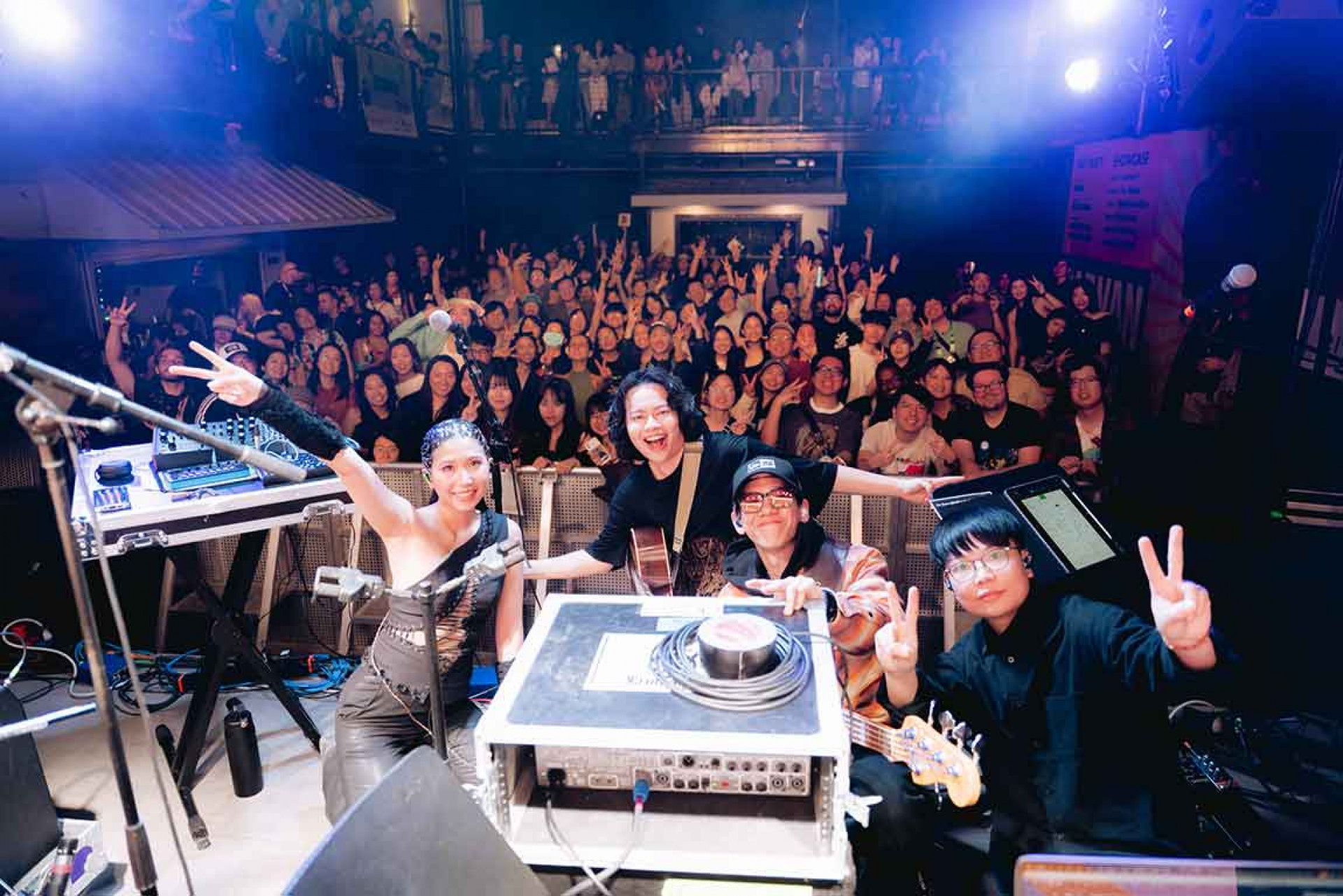 凹與山特地將代表作〈理查〉改編成英文歌詞獻給現場的海外聽眾。