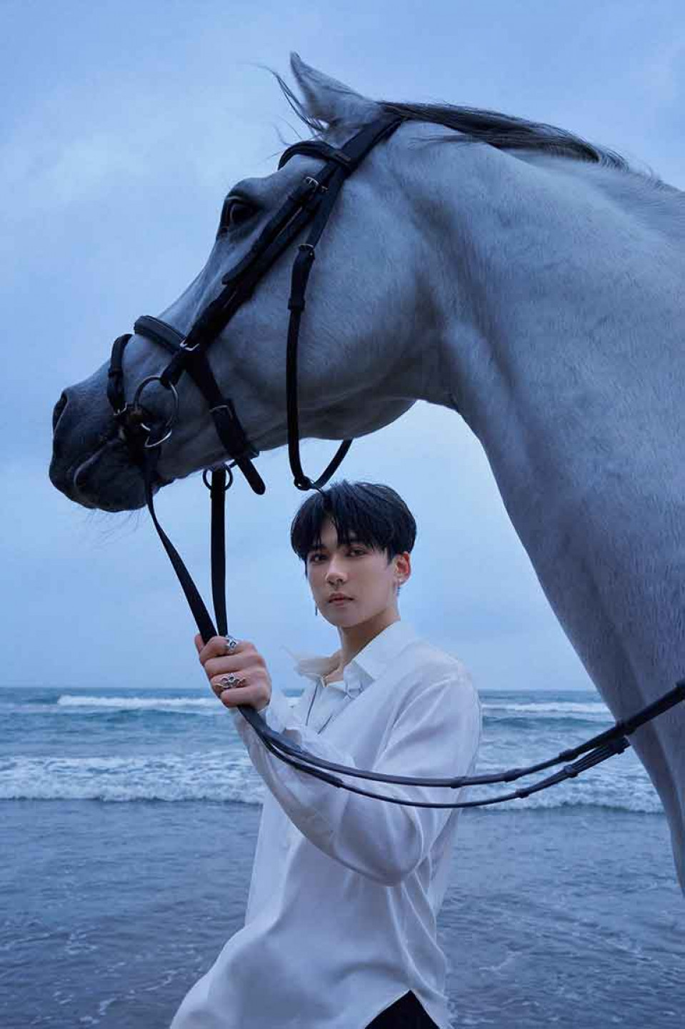 MV化身帥氣白馬王子 海灘取景拍攝