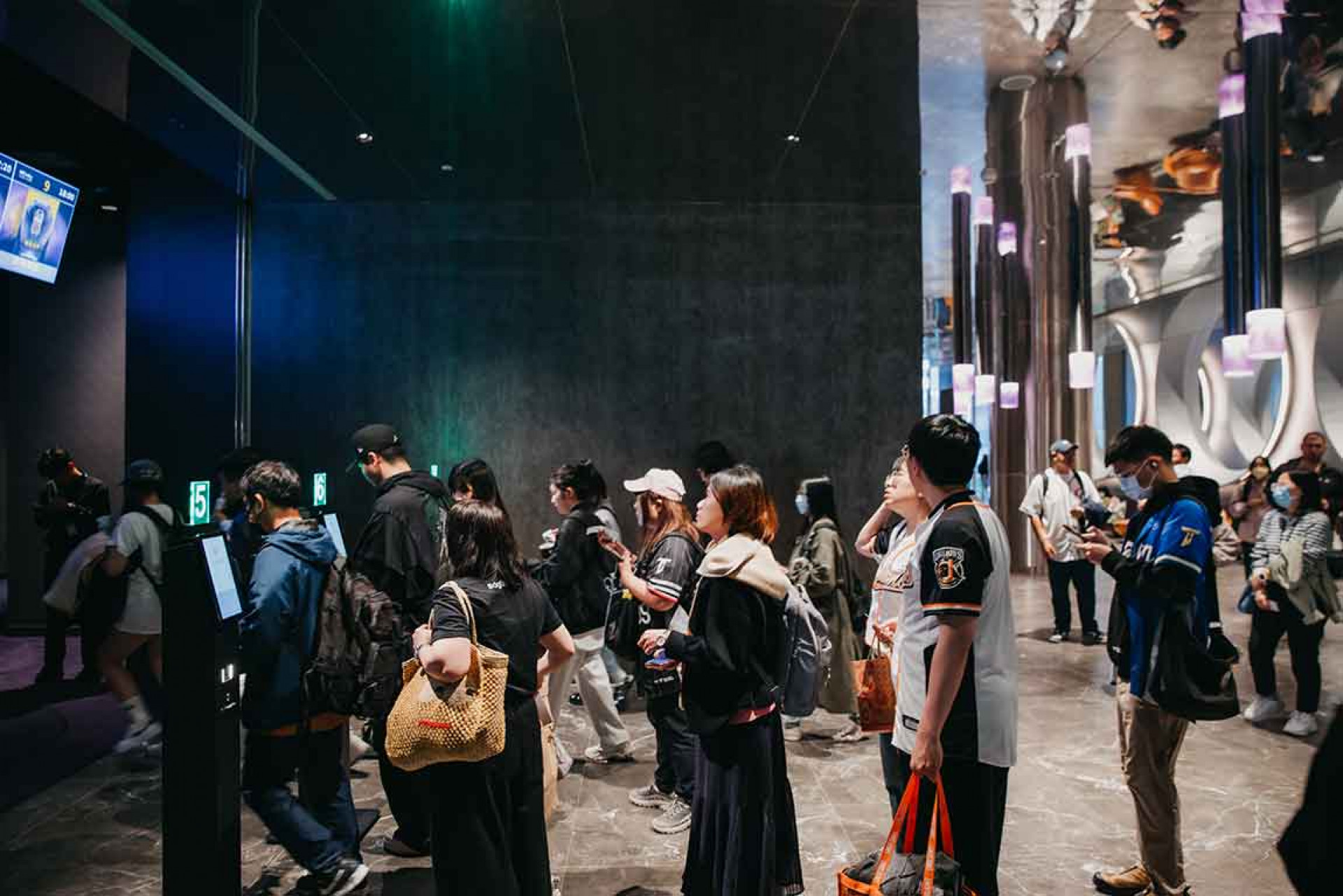 滅火器邀樂迷身穿球衣一同進場看電影