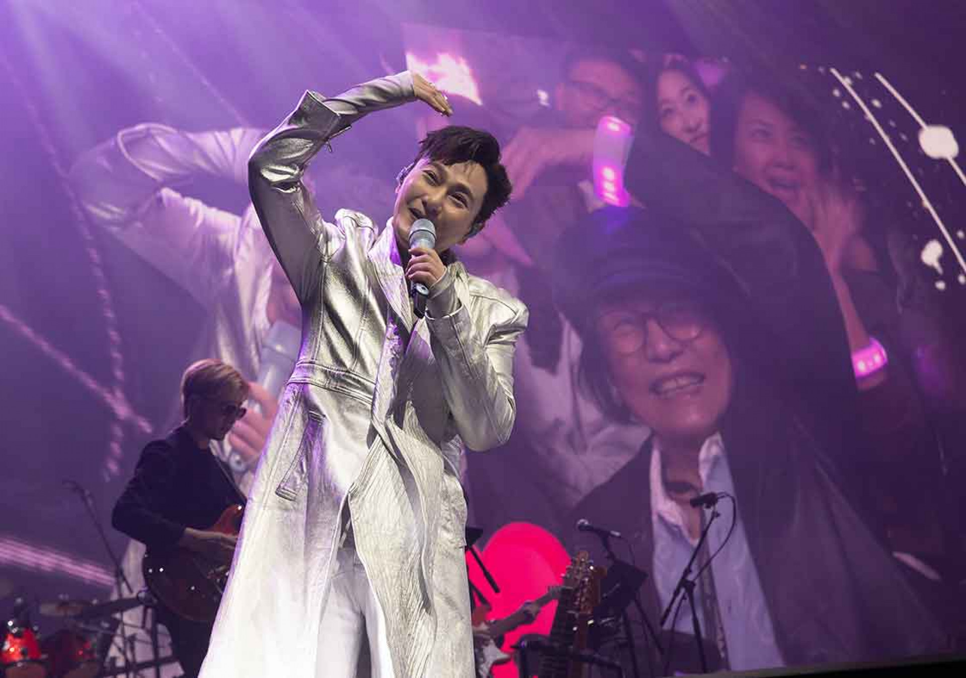 張信哲和張媽媽隔空比心