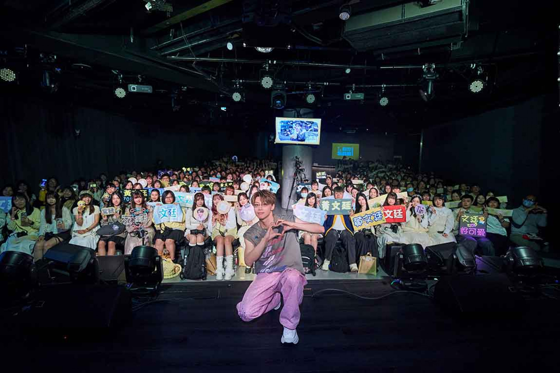 唱跳萌帥新偶像 黃文廷「和你黏踢踢」拍照相聚會