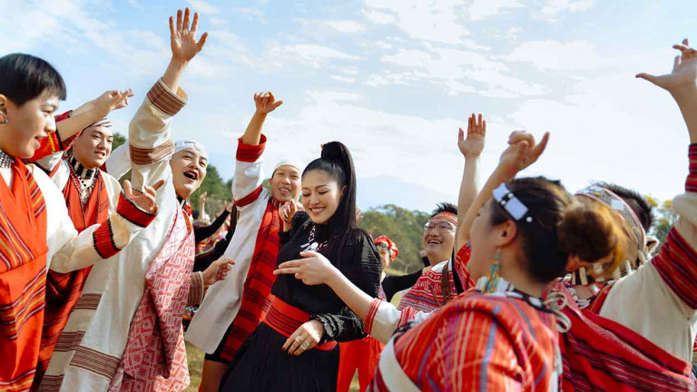 金曲獎最佳原民歌手姑慕·巴紹攜手同鄉音樂人  HenrV 共同打造全新單曲〈Sapah 家〉