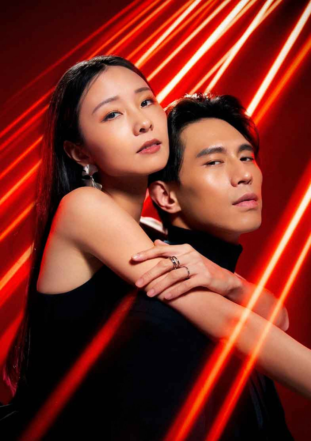 陳忻玥(左)靈感突發唱出副歌 全場叫好迅速完成