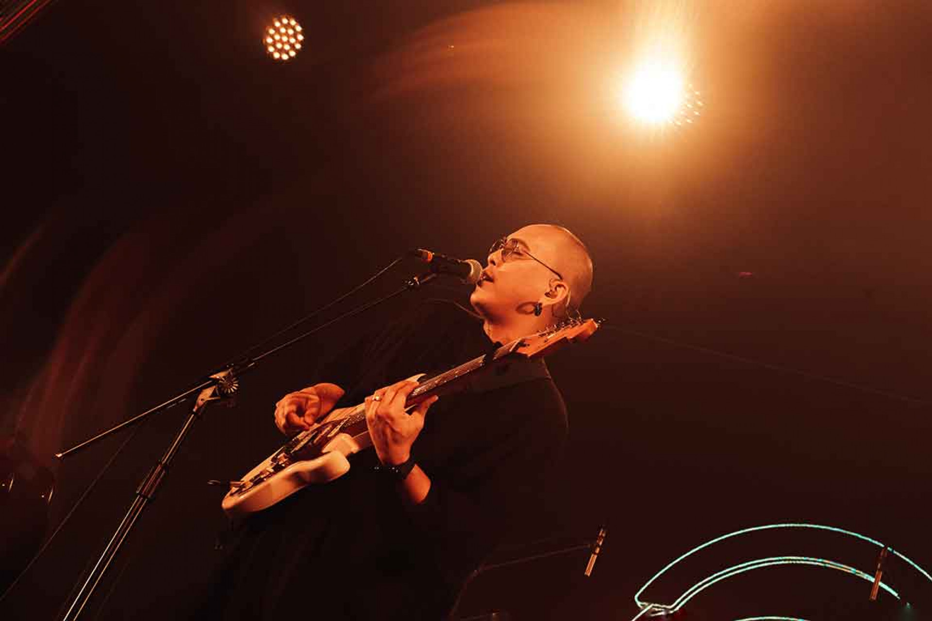 主唱里鳳在大港台上更特別向曾自發前往花蓮光復救災的「鏟子英雄」致謝