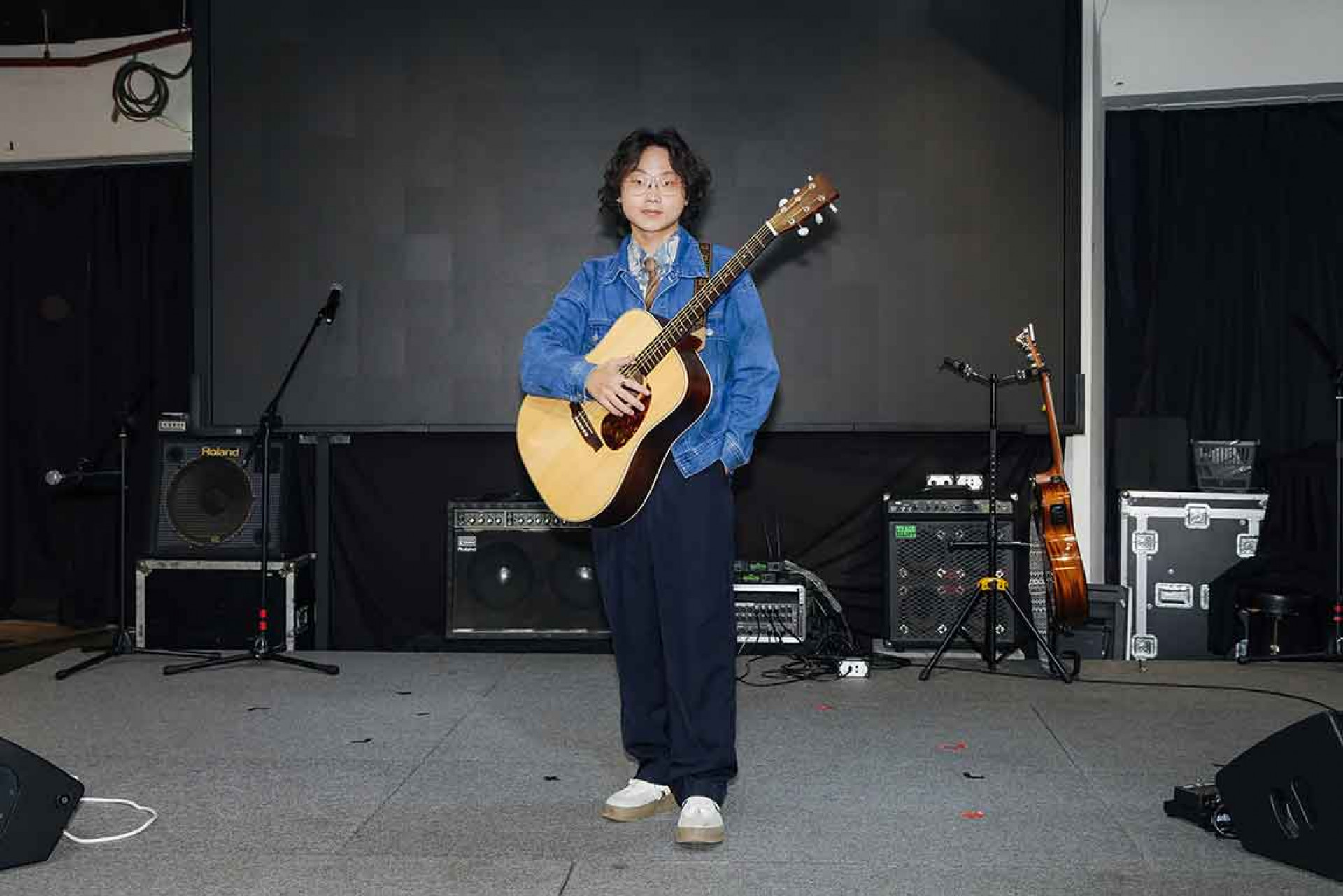 春季聽歌會第二位演出的是創作歌手—江晟榮