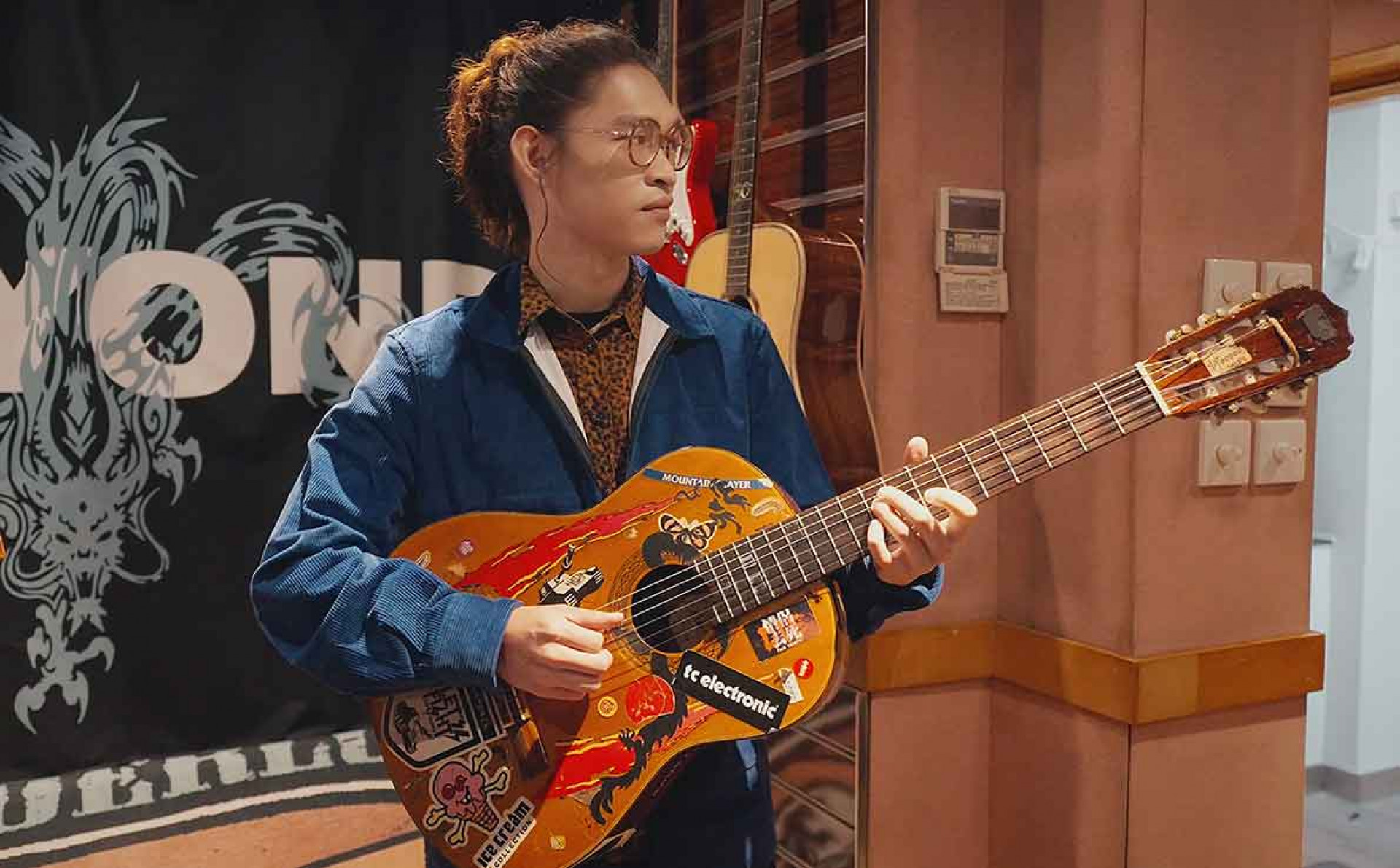 麋先生喆安榮幸試彈Beyond黃家駒40年珍藏吉他。（相信音樂提供）