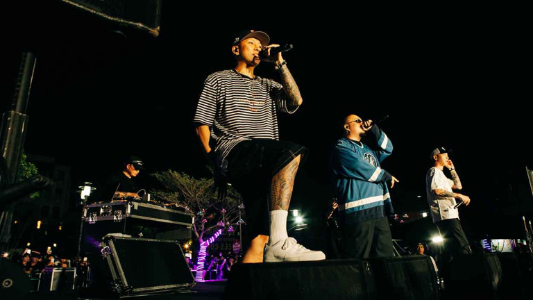 頑童MJ116「南下進城」快閃宣傳！高雄搭遊艇「大船進城」、塞爆台南花園夜市