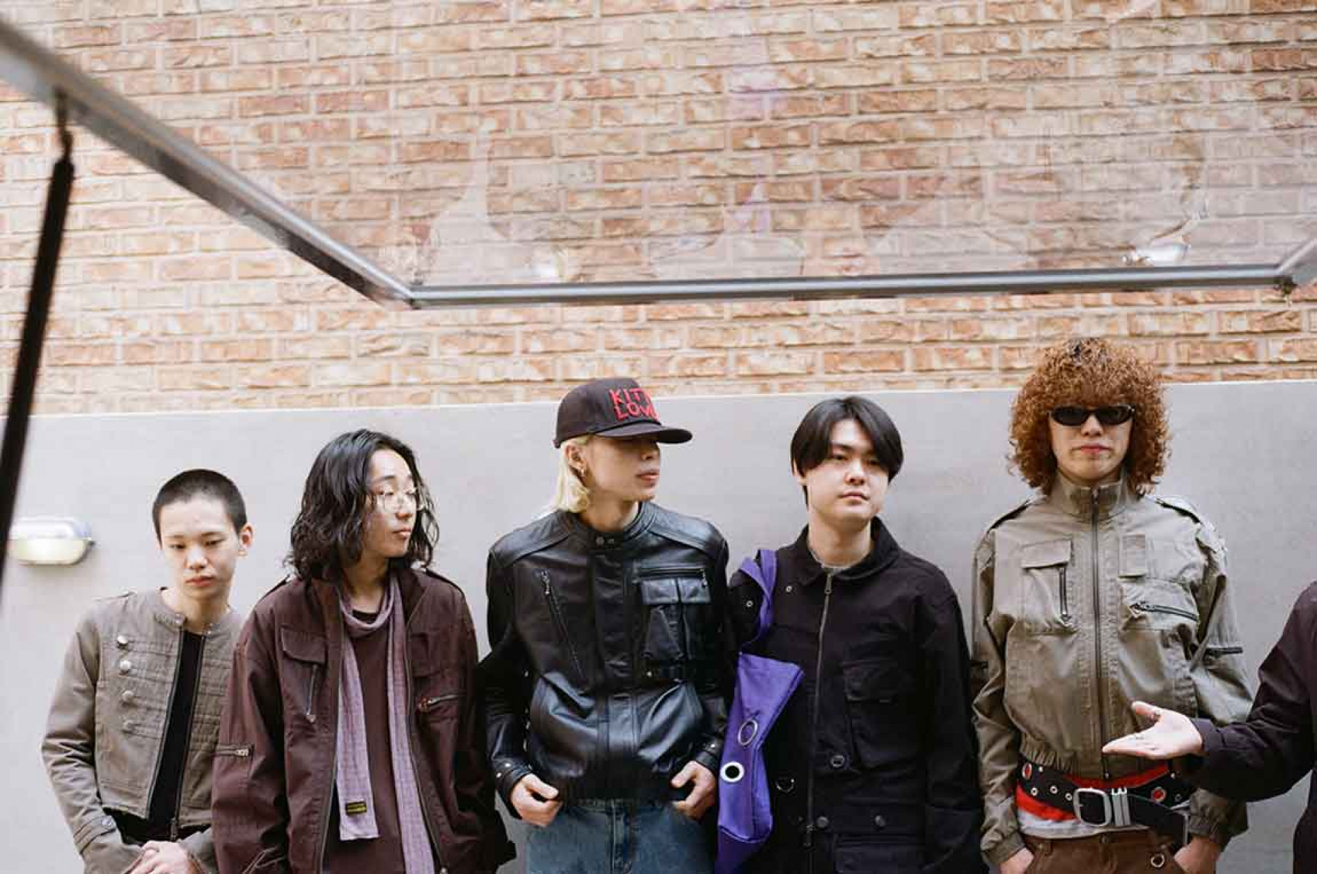 luv左起Sho(鼓手)、Zum(貝斯手)、Hiyn(主唱 _ 吉他手)、Rosa(鍵盤手)、Ofeen(DJ)