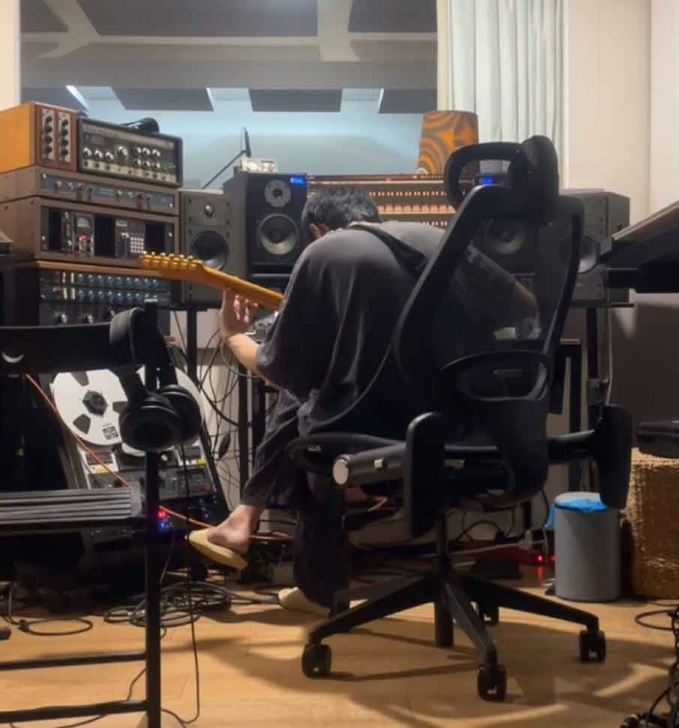 正在錄電吉他的Jerry