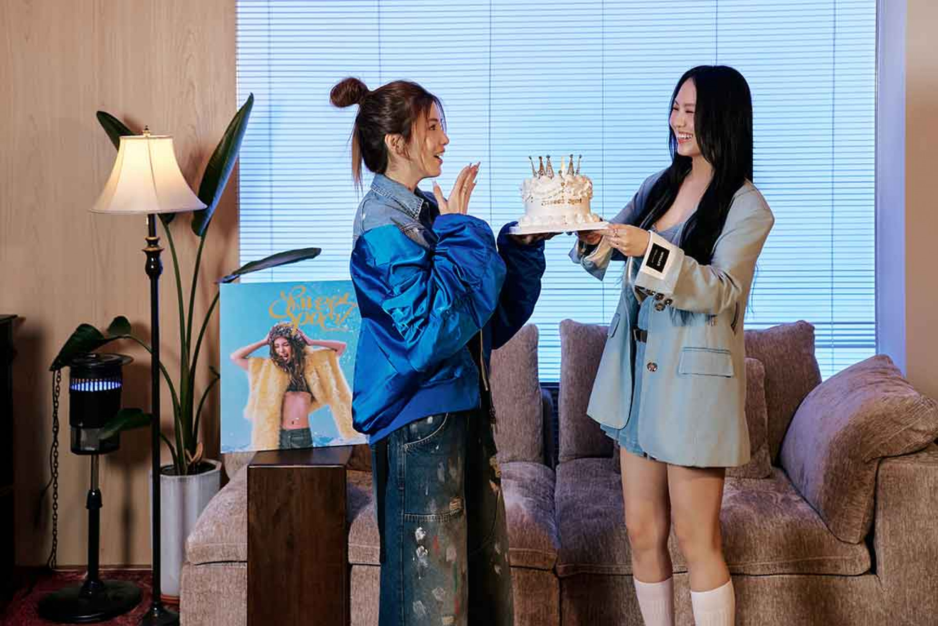 孫盛希驚喜端上蛋糕，為Jocelyn 9.4.0慶祝即將到來的生日，也提前為實體專輯發行暖身祝賀（照片提供：種子音樂）