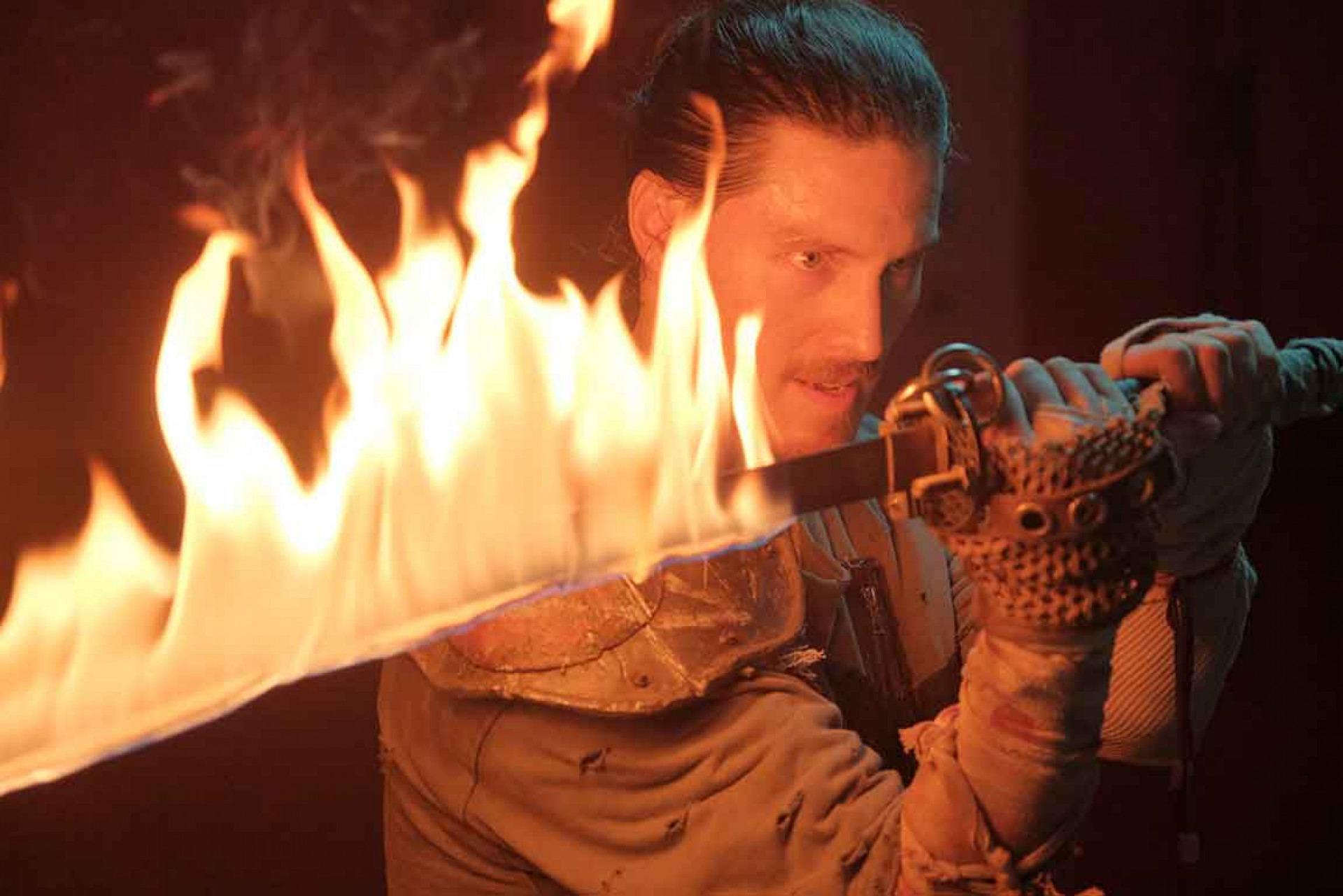 周厚安近身肉搏怪物。(殺戮天使電影提供)