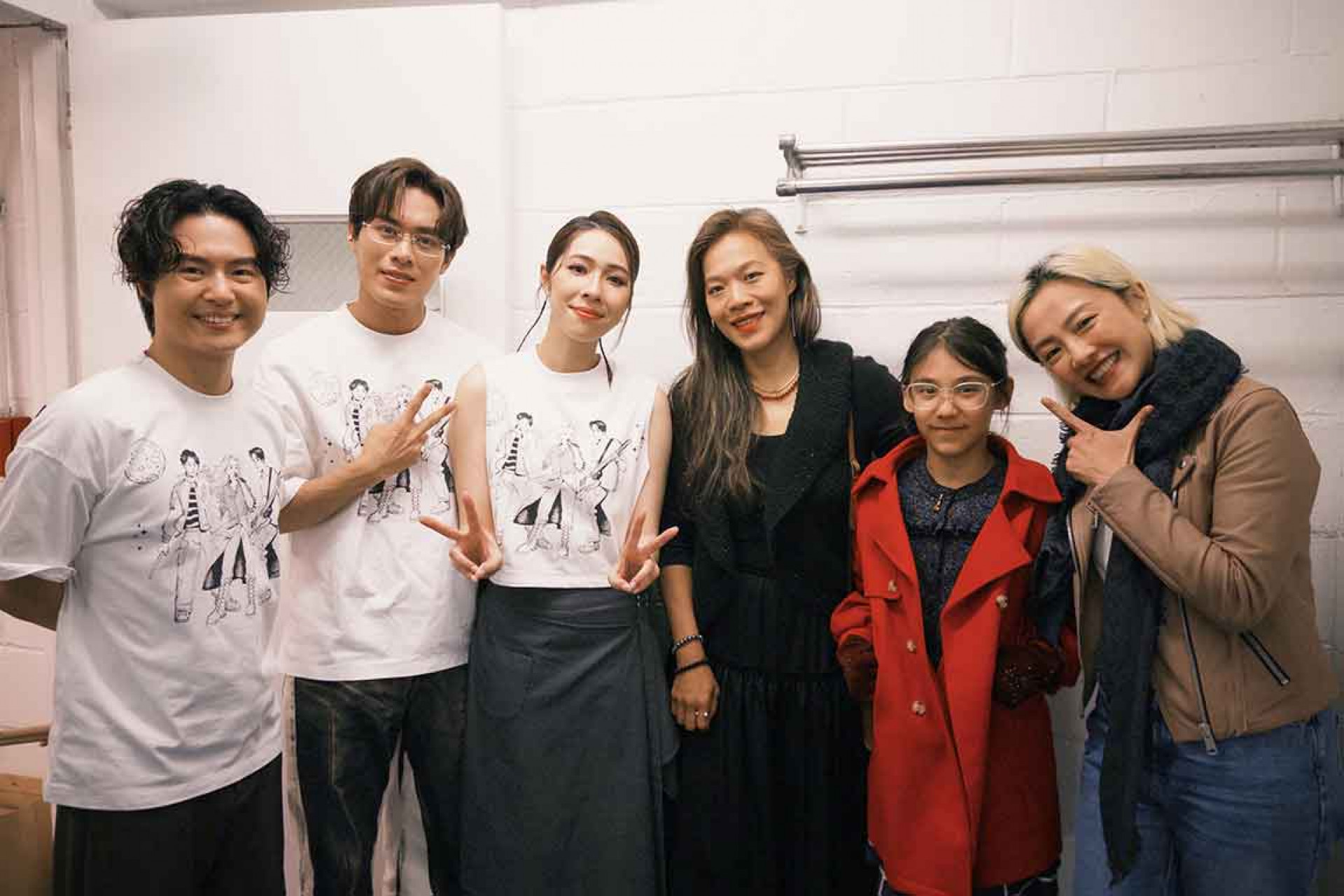 電影《左撇子女孩》導演鄒時擎（右三）與演員張允曦小8（右一）現身告五人紐約演唱會驚喜探班。（相信音樂提供）