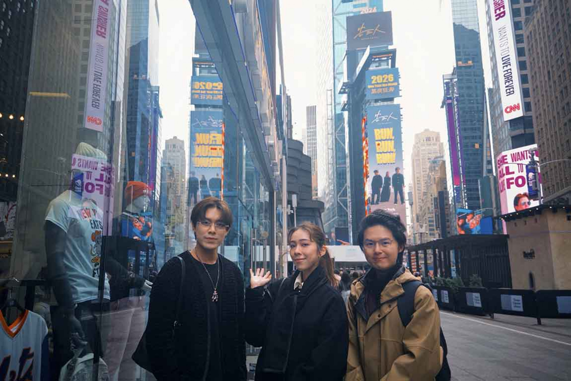 告五人磅礴登上紐約時代廣場巨型螢幕。(相信音樂提供)