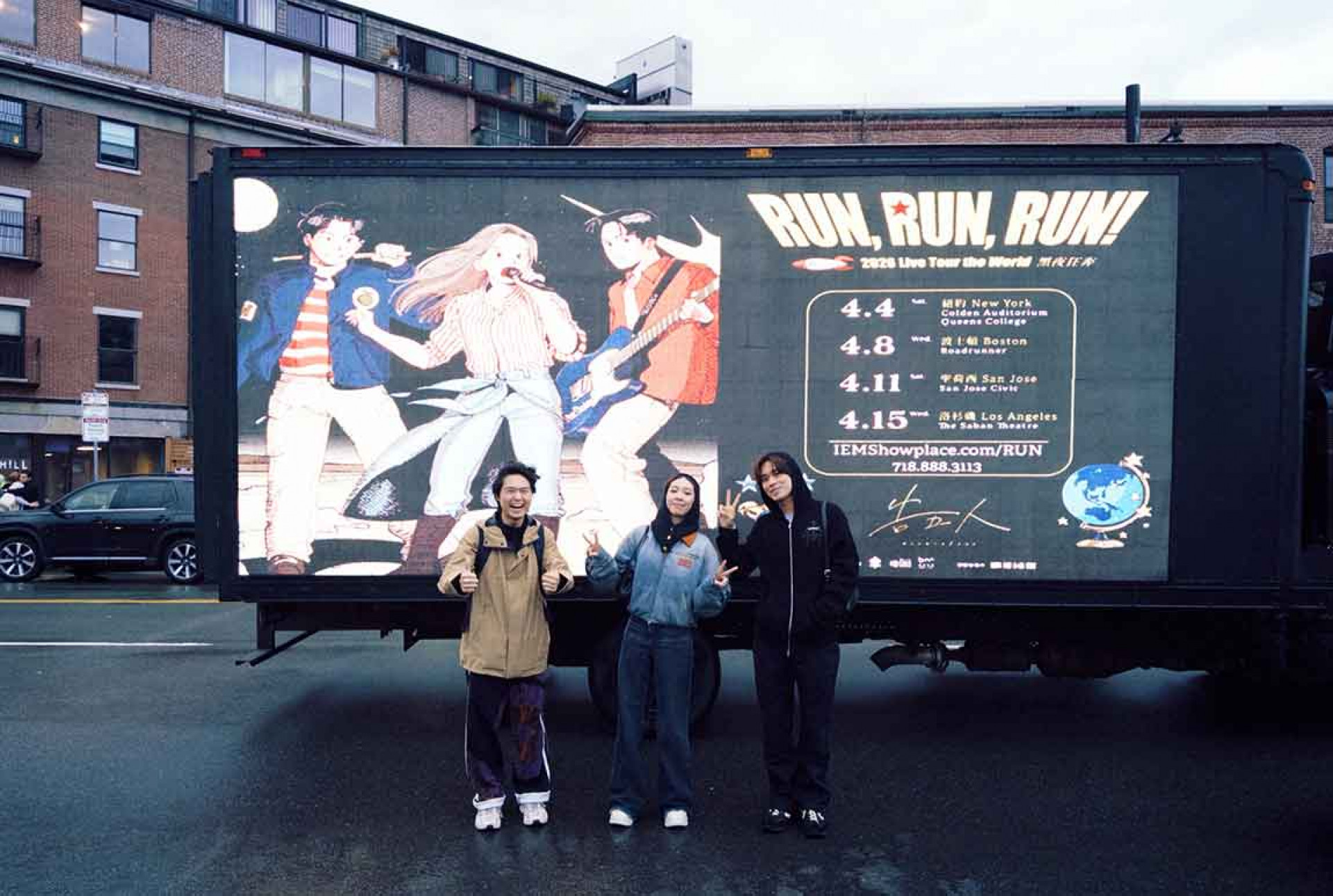 告五人在波士頓路上驚喜巧遇演唱會宣傳車。(相信音樂提供)