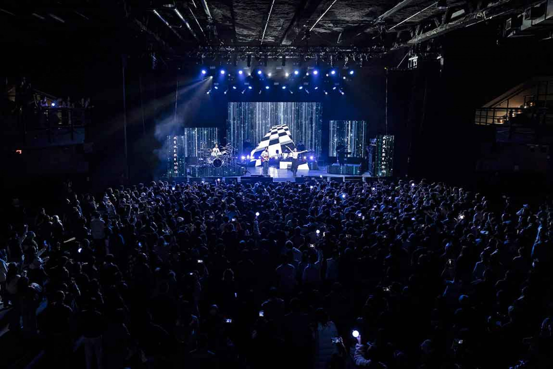 告五人首度造訪波士頓開場，解鎖新城市-。（相信音樂提供）