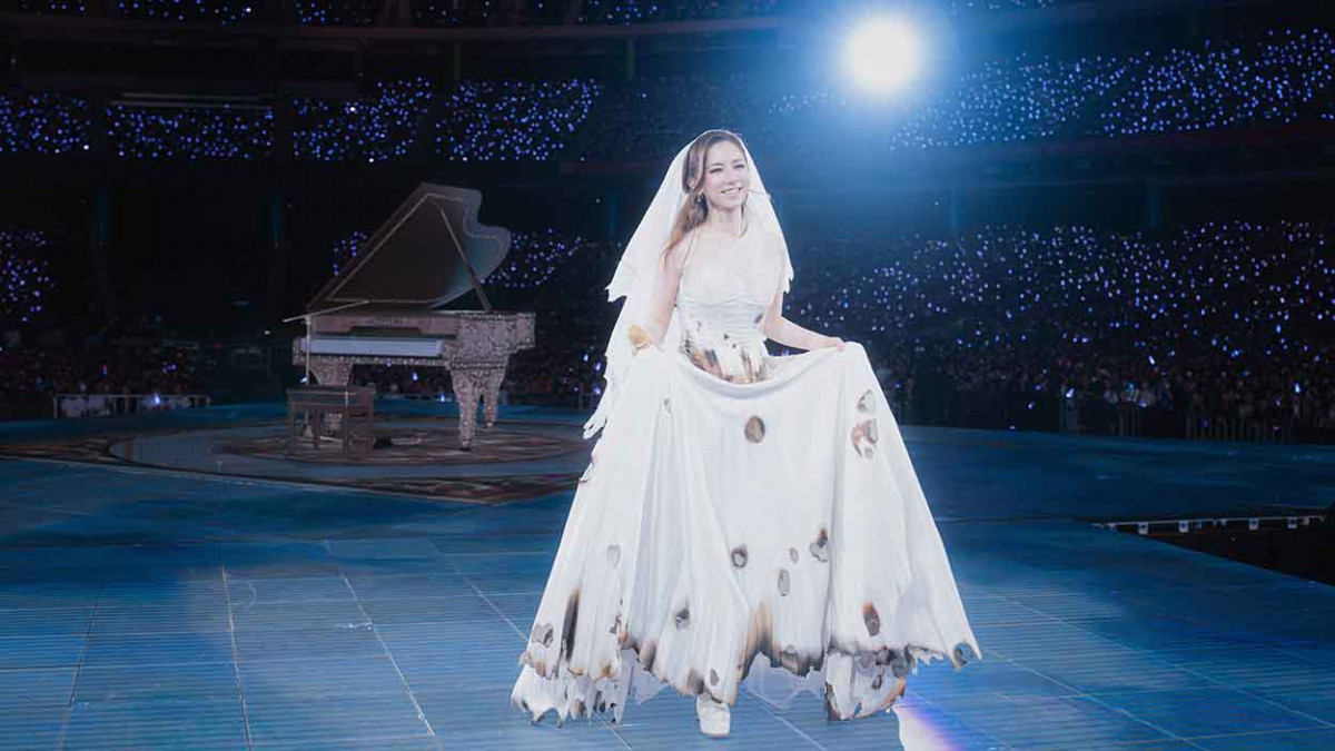 鄧紫棋演唱會萬人燈海應援讓天后瞬間破防：忍都忍不住！大玩諧音梗「擠霸婚」撩翻全場