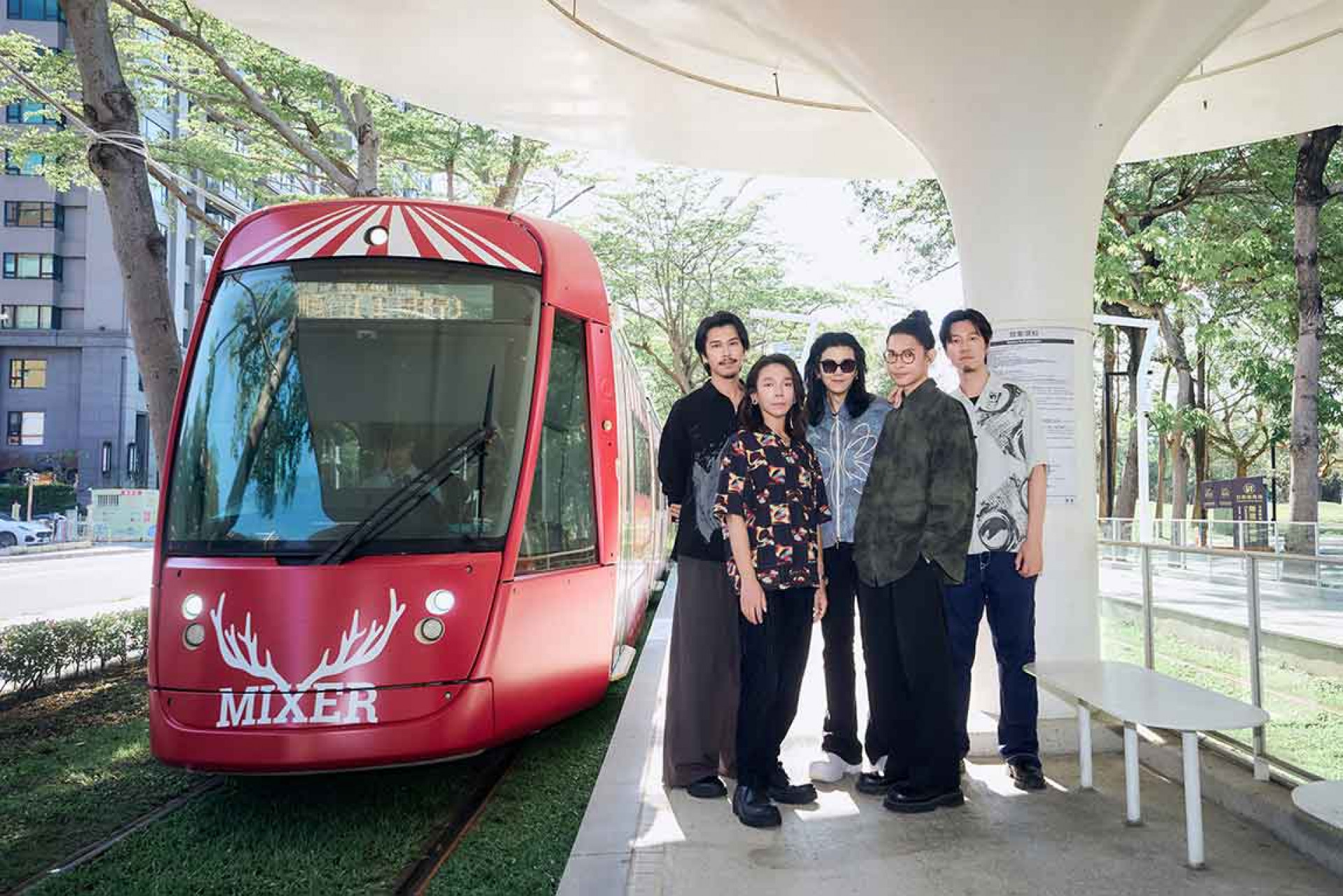 金曲樂團麋先生親自南下朝聖「麋途號」高雄輕軌列車狂奔。(相信音樂提供)