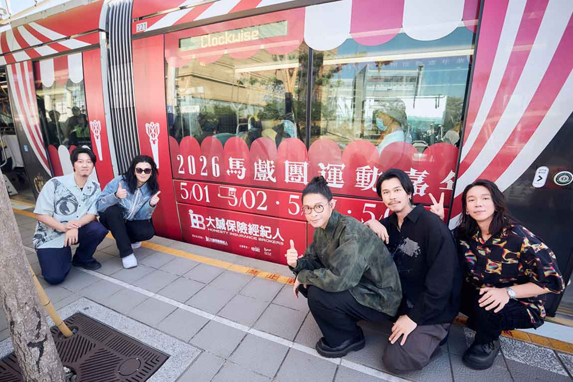 麋先生大手筆包下高雄輕軌列車,歌迷搶搭擠爆月台直喊「太秋了!」。(相信音樂提供)