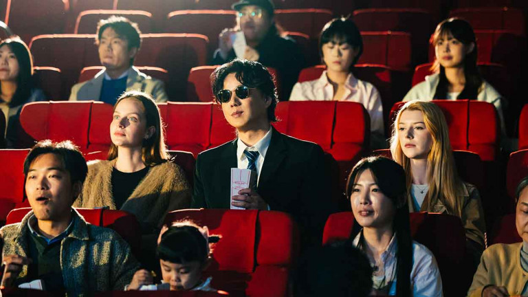 「金曲歌王」蕭煌奇全新台語單曲〈做陣來去看電影〉MV 帥拎皮箱化身「特務放映師」