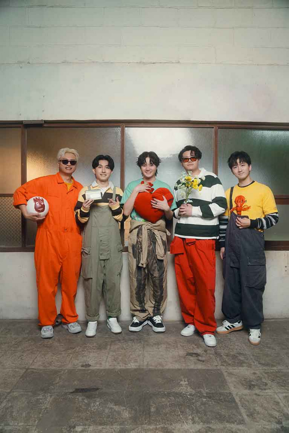 〈愛你敢有望〉MV中,許富凱與icyball冰球樂團化身愛情快遞員,5人共同搭乘小貨車送禮 王開玩笑:我們有一起車震過了!