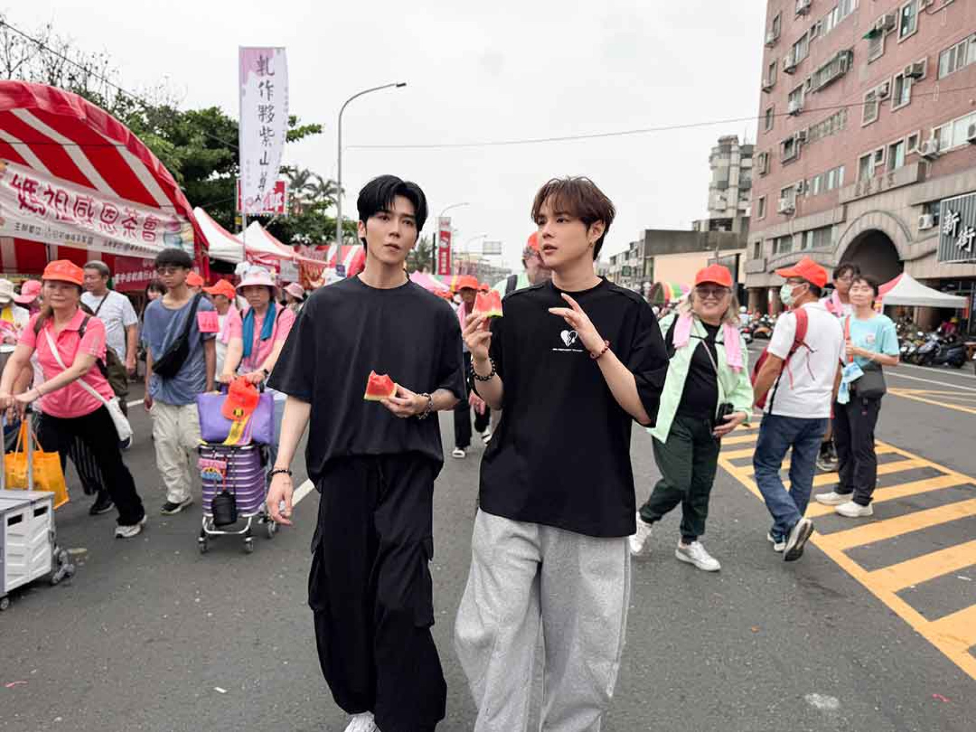 Bii畢書盡(左)、郭家瑋(右)首次前進北港進香 為信眾應援 感受現場滿滿感動與溫暖