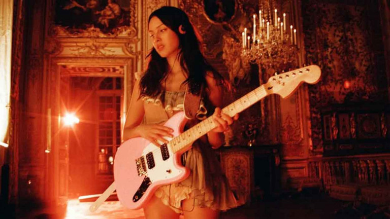 奧莉維亞相隔近三年回歸！新曲〈drop dead〉MV 凡爾賽宮奔跑、彈吉他展戀情萌芽喜悅