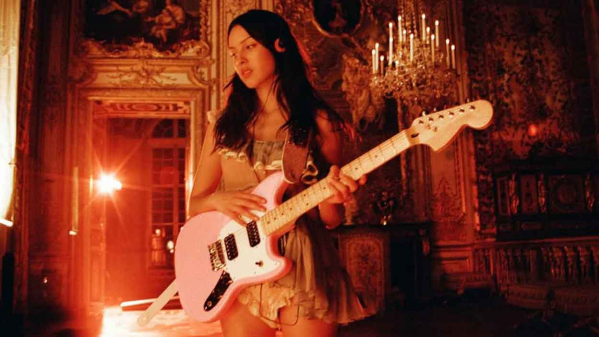 奧莉維亞相隔近三年回歸！新曲〈drop dead〉MV 凡爾賽宮奔跑、彈吉他展戀情萌芽喜悅