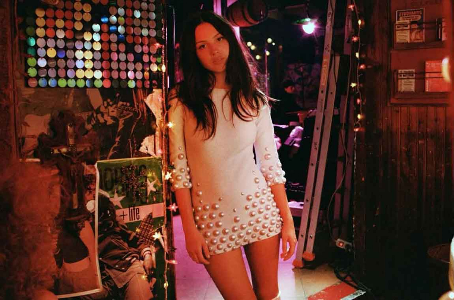 奧莉維亞新曲MV中從酒吧揭開序幕 翻攝自Olivia Rodrigo IG