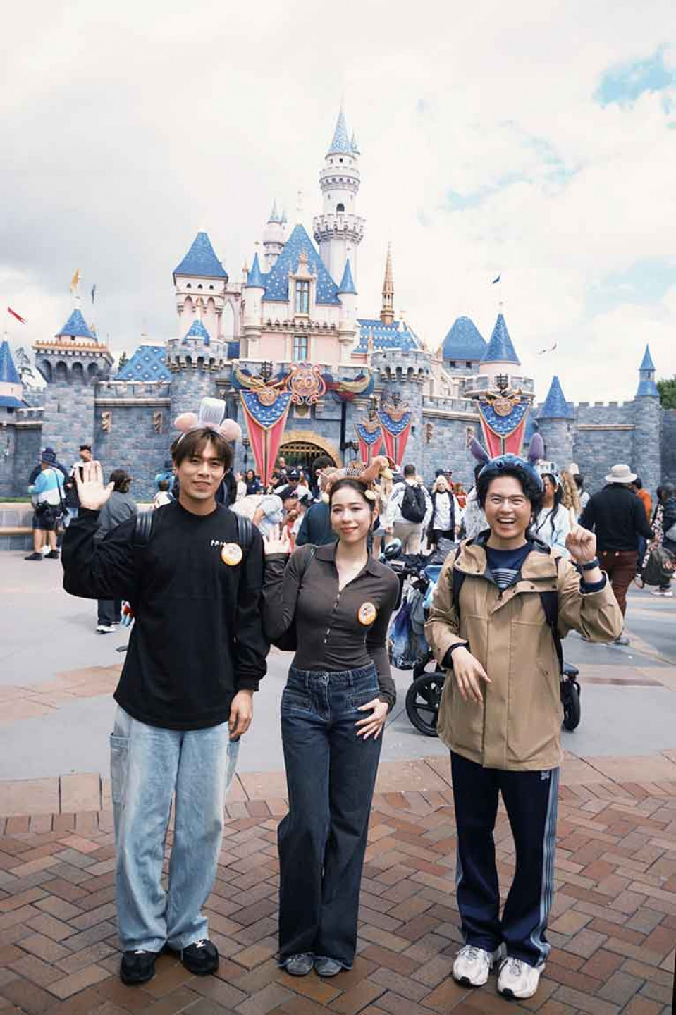 告五人到加州造訪經典的迪士尼樂園。（相信音樂提供）