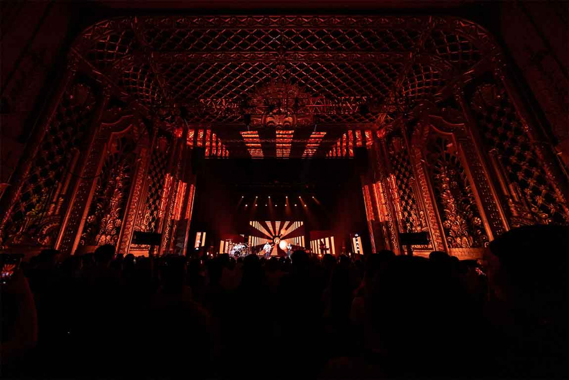 告五人到洛杉磯以裝飾藝術風格著名的Saban Theatre 盛大開唱。(相信音樂提供)