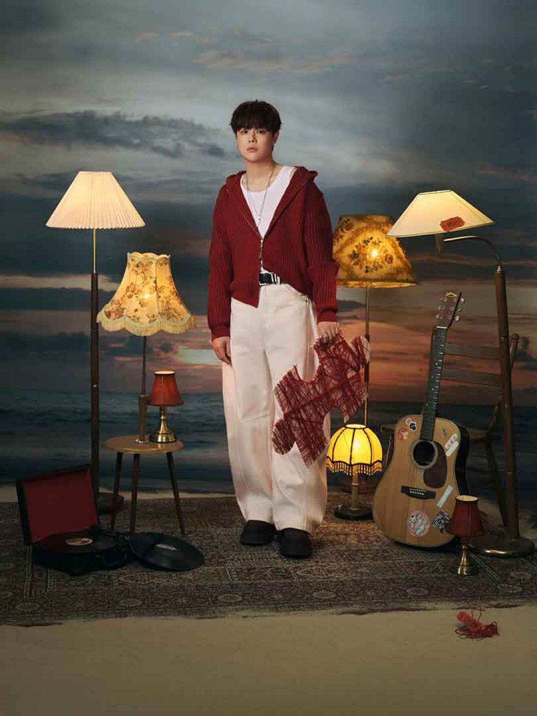 〈那片海灘〉，靈感來自一次飛行途中，窗外的無垠海面，激發創作