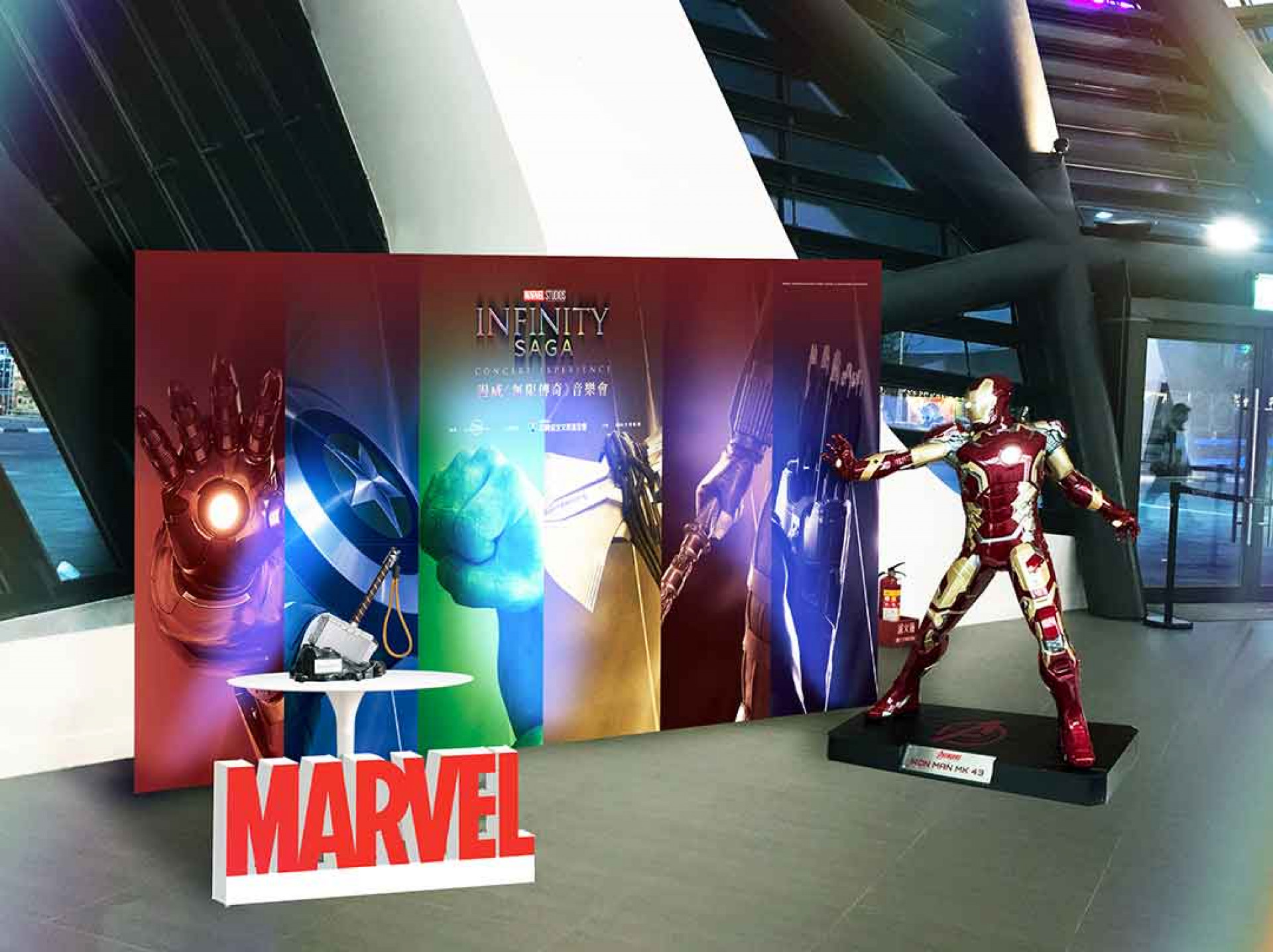 限定的驚喜互動區1_1等身比例的鋼鐵人與薩諾斯公仔,以及專屬打卡牆