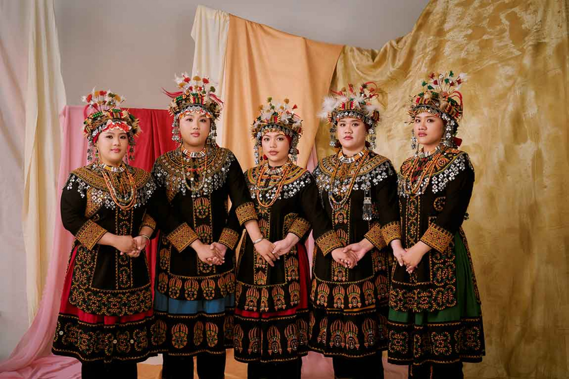 TBT全新專輯《Kivaljuq 歌,正在綻放》由金曲跨界製作人吳金黛操刀,以「古法」為根基,融入更多節奏與律動,襯托出複音音樂深邃而複雜的和音美學。 (圖/風潮音樂 提供)