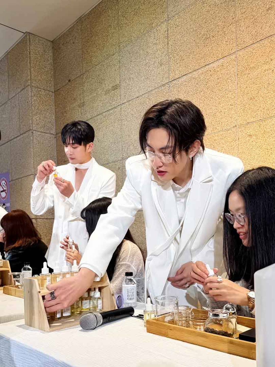 U_NUS(左起)高胥崴(Guei)、高有翔(Sean Ko)化身「香氛學教授」,親帶領粉絲體驗調香活動(Soothe時氛 提供)