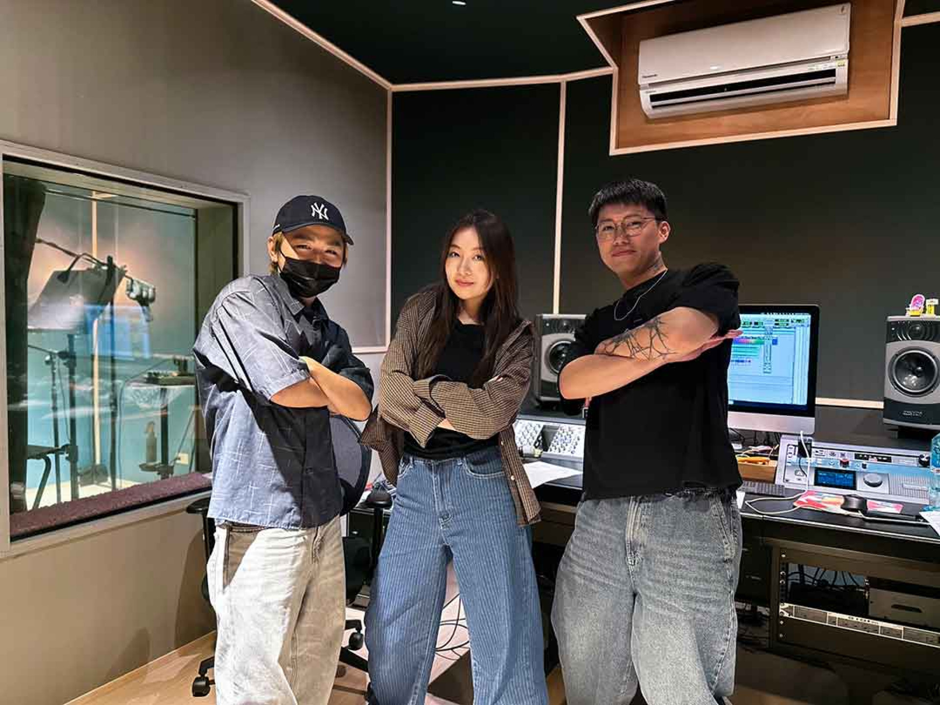 左起國際製作人趙權、CClaire馬愷伶、錄音師一起合影 ( 嵐澄創藝 提供 )