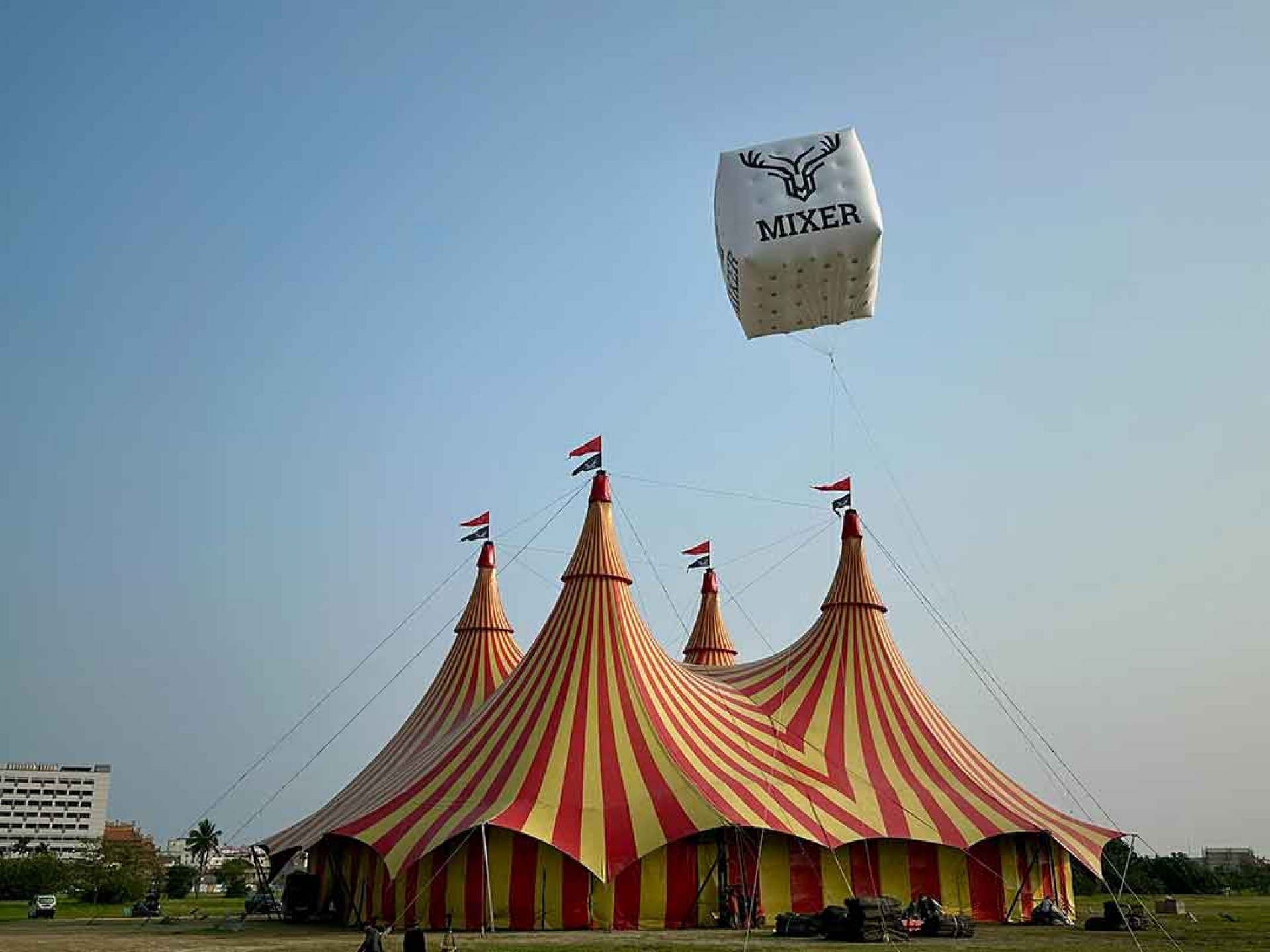 麋先生震撼搭設巨大馬戲帳篷，超夢幻造型吸引高雄市民爭相打卡。（相信音樂提供）-