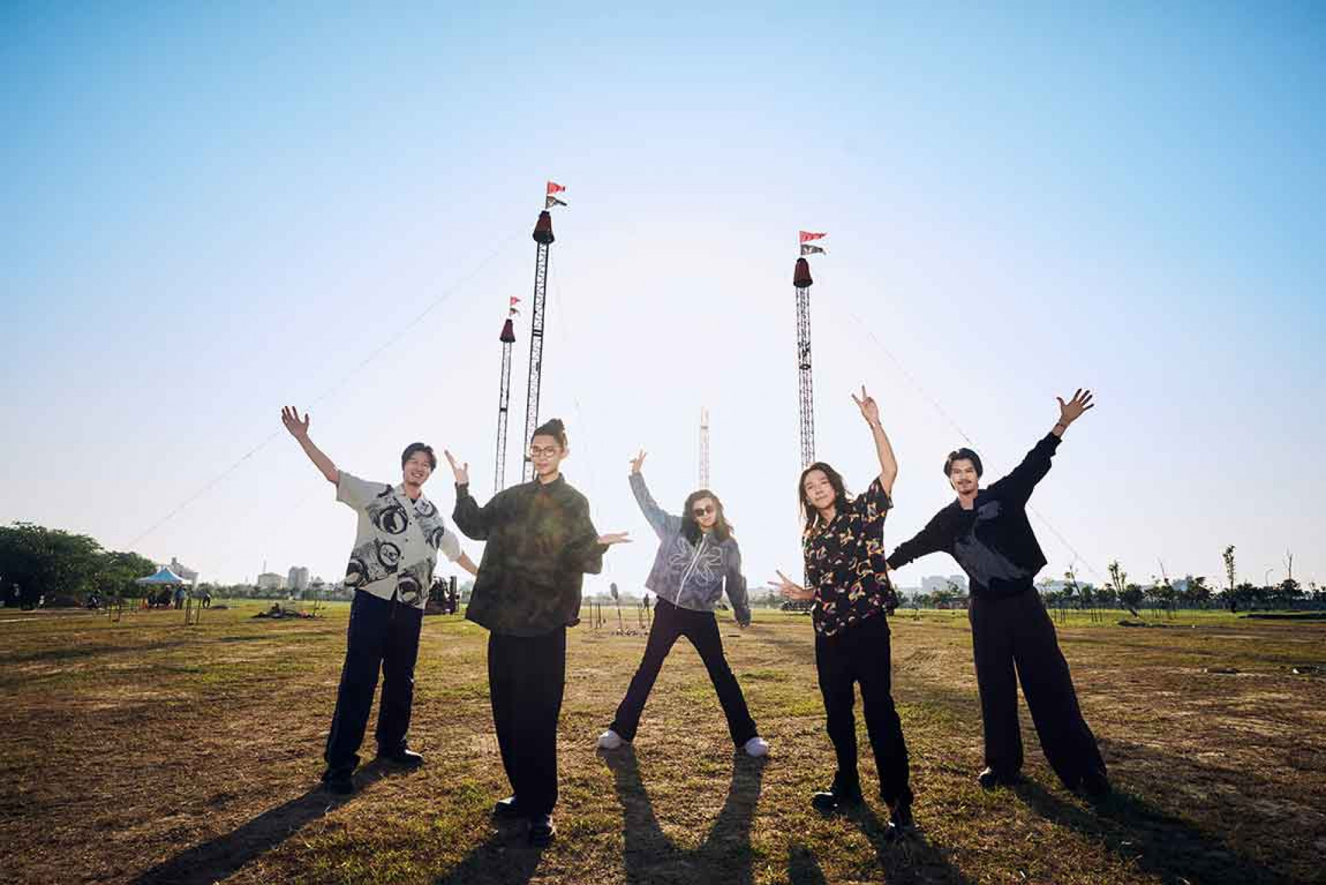 金曲樂團麋先生南下高雄親自前往演唱會場勘,站工地現場興奮直呼:期待感炸裂、已經很感動了!(相信音樂提供)-