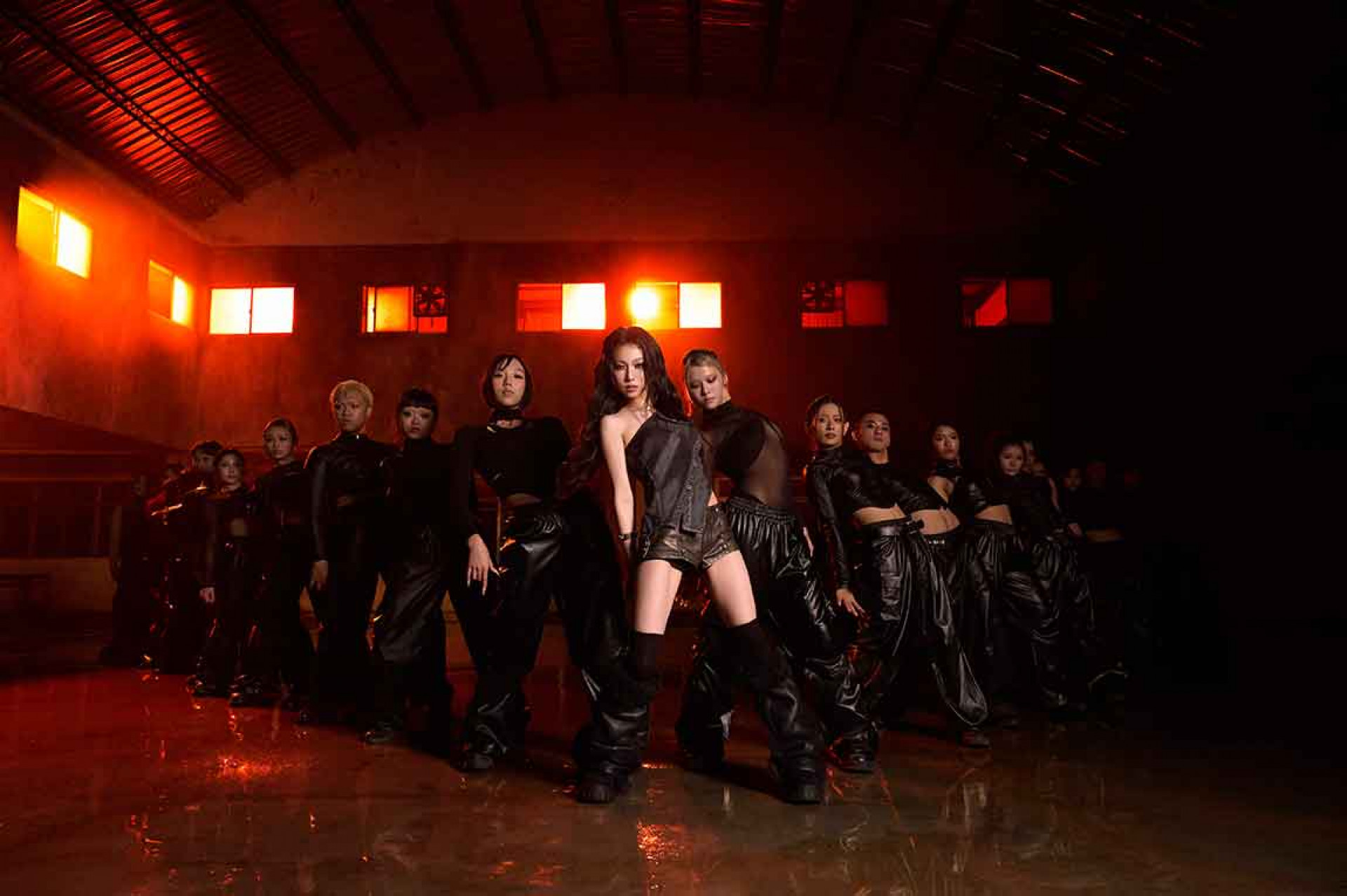 200萬粉新人郁欣 Ivy強勢出道！新歌〈Want Me Back〉請來專業水車創造大雨跳舞場面 （KTJ Holding  提供）