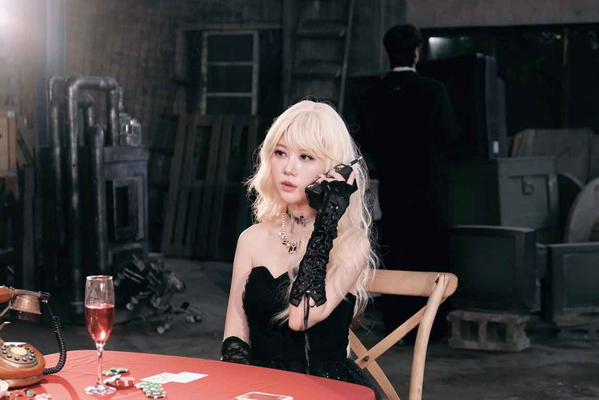 MV 中大膽嘗試從未有過的「大金髮」造型