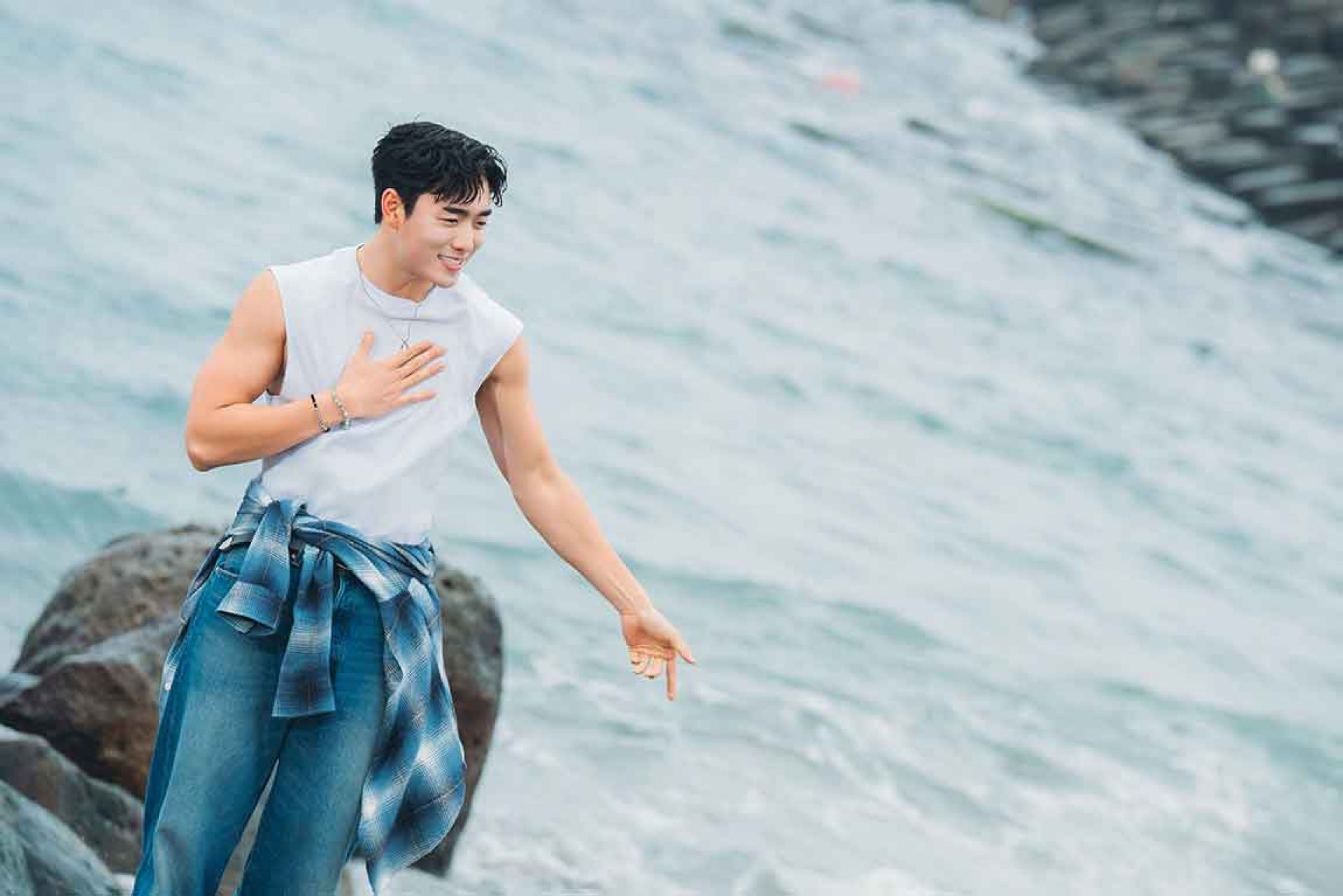 時差助攻 凌晨開工不喊累!WillTrip 須弘道新歌〈小點點〉MV山海狂奔 ( 粹譜藝人經紀 提供 )