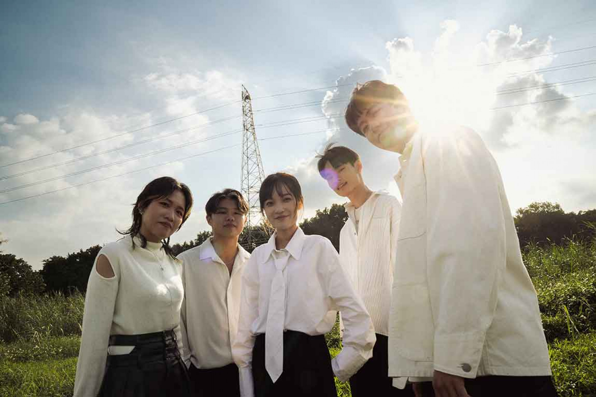 首支主打〈九百九十次戀愛〉大唱默契與依賴