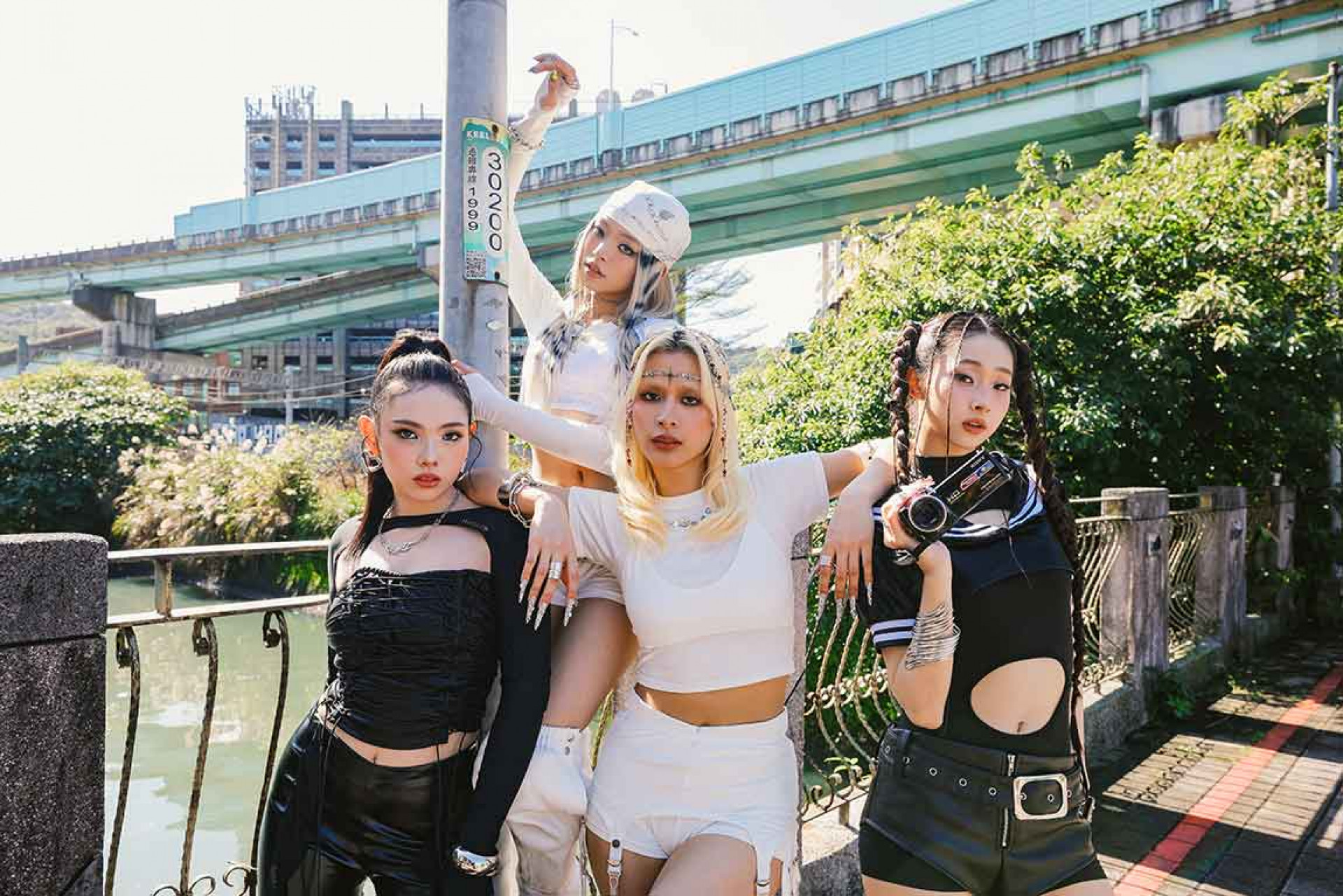 （左起：Vikky、粼粼、JUD 陳泳希、熙妍）