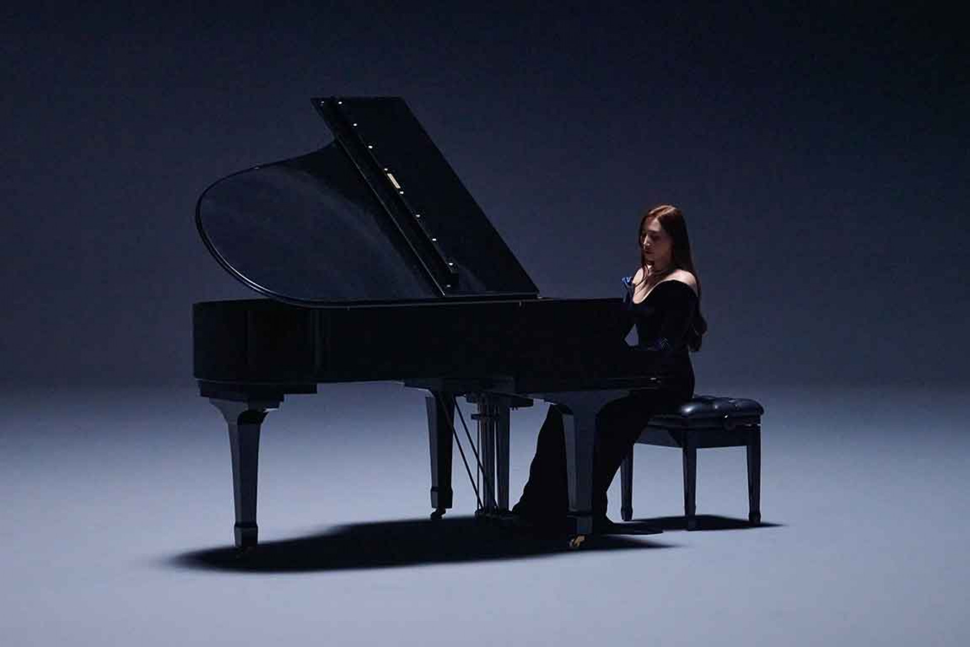 A-Lin穿絕美高定時裝自彈自唱 化身時尚性感的鋼琴女伶