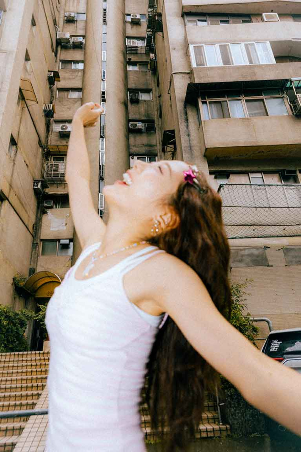 MV 保留 Vlogger 隨拍感 台灣街頭變成酷女人舞池