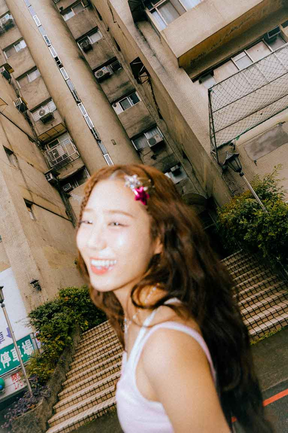 一改過往親民可愛的鄰家形象,首度挑戰更強烈、洗腦的韓式舞曲風格〈啊金價〉