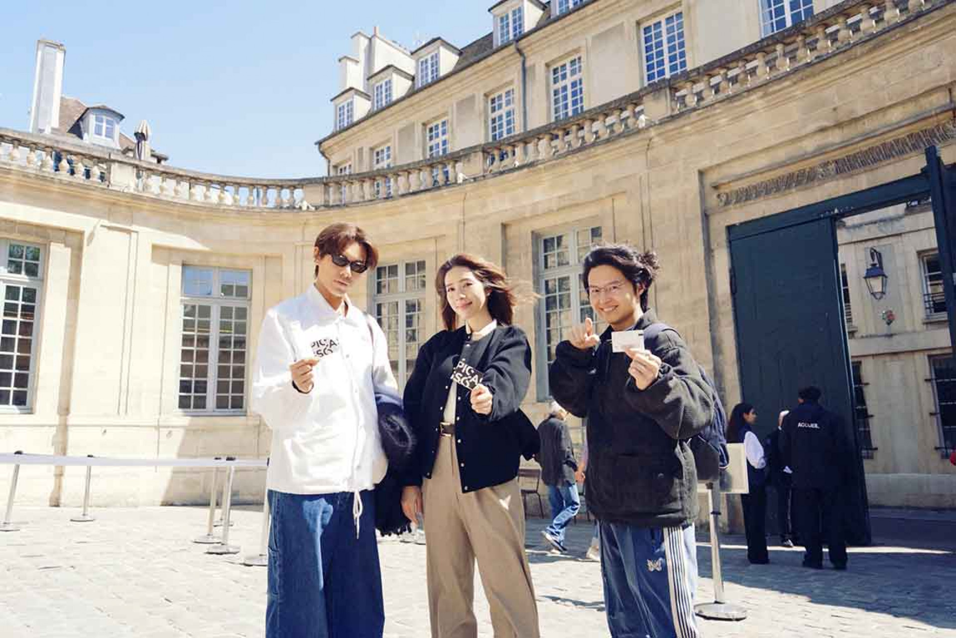 告五人感受畢卡索美術館魅力。（相信音樂提供）