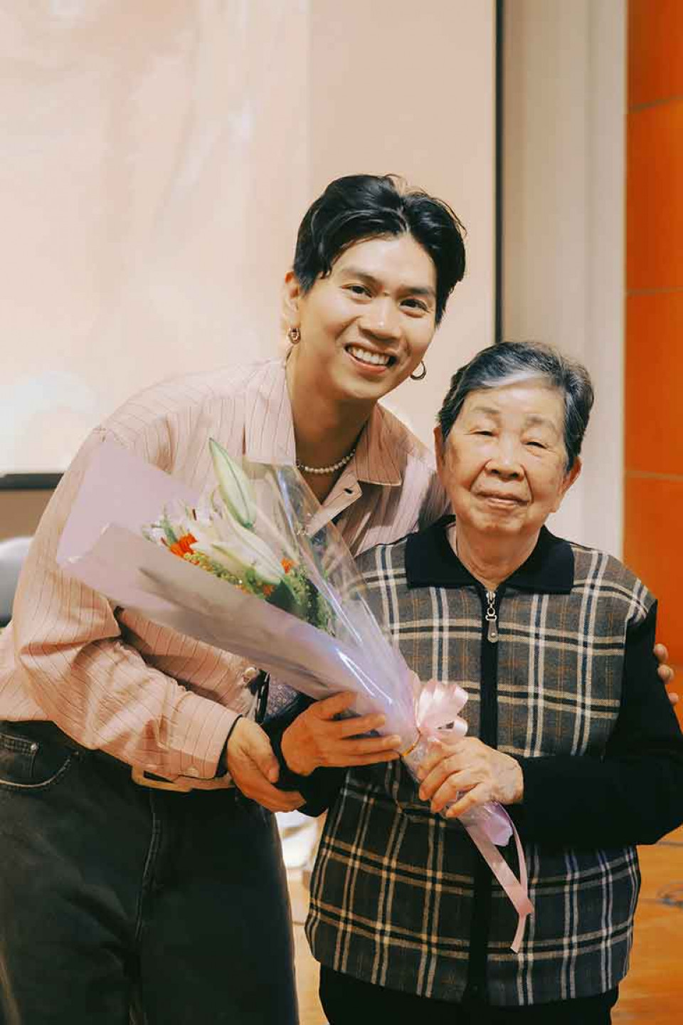 雷擎獻花給阿嬤春子