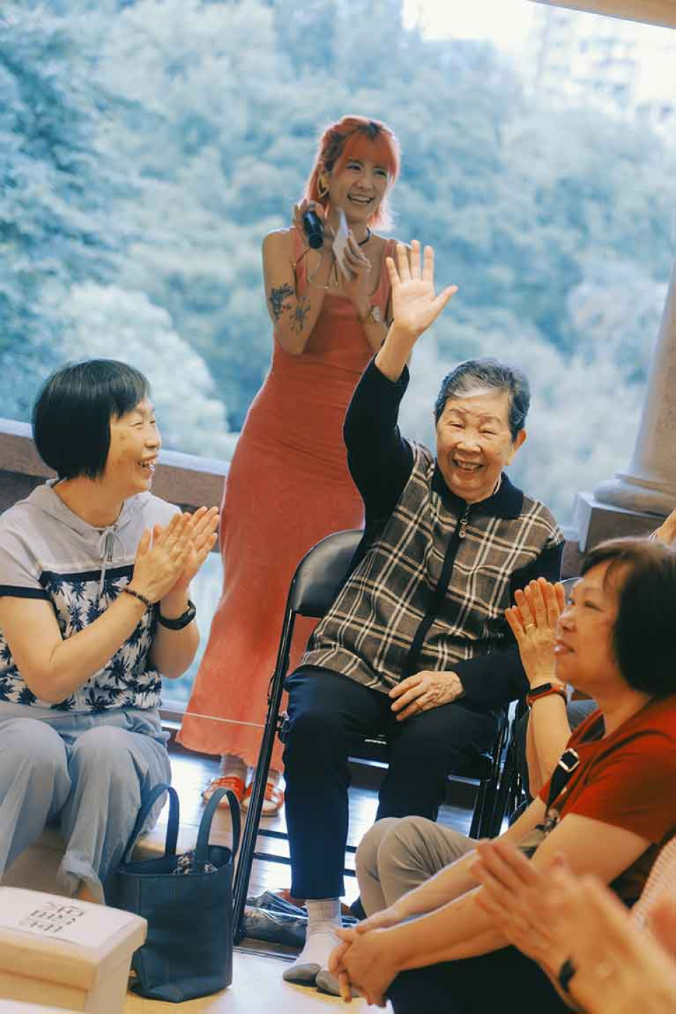雷擎阿嬤春子向觀眾打招呼